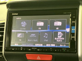 停車中にTVの視聴が可能です。休憩時間などにリラックスできる空間を提供。長距離移動のお供に最適です(走行中の視聴はできません)。