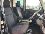 体をしっかり支えるシート形状で、運転姿勢を安定させやすい運転席。アームレスト付きで長時間の運転でも姿勢を保ちやすく、日常使いに配慮された空間です。