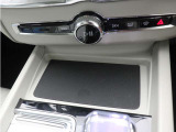 すぐ手の届くところにスマートフォンを置いておきながら同時に充電ができます。充電コードは不要。スマートフォンをカップホルダー前方の収納スペースに置いておくだけで非接触充電によりバッテリーが充電されます。