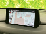 見やすい地図画面で、スムーズなナビゲーションが可能です。運転に集中しながら、目的地まで快適に到着できます。