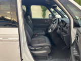 運転席周りは、使いやすさを重視した設計。広々とした空間で、快適なドライビングを楽しめます。視界も広く、運転しやすいです。