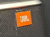 【JBLサウンドシステム】メーカーオプションの高品位サウンドシステムを搭載。専用のチューニングが施された大小様々なスピーカーから良質なサウンドが奏でられ、臨場感あふれる音響空間を演出します。