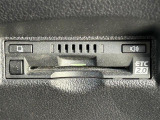 【ETC2.0(DSRC/ITSスポット)】ETCカードを挿入すれば料金所はノンストップで通過できます。ETC限定の割引や、高速道路の情報提供サービスを利用できます。