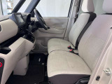 【ベンチシート】運転席と助手席の間にカバンを置いたり、肘掛けをおろしたり様々なシーンに合わせてお使いいただけます♪
