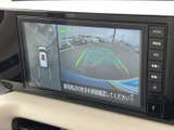 駐車時の安全性を高めるバックモニター。狭い場所でも、周囲の状況を把握しやすく、スムーズな駐車をサポートします。