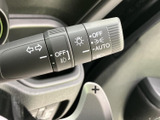 雨天時でもクリアな視界を確保。操作しやすいワイパーレバーで、安全運転をサポートします。雨の日も快適なドライブをお楽しみください。