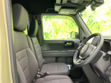 運転席からの視界は広く、運転操作もスムーズに行えます。座り心地の良いシートは、長時間のドライブでも疲れにくいのが特徴です。快適な空間で、運転を楽しめます。