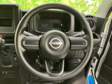 握りやすいステアリングは、運転中の操作性を高めます。スムーズなハンドリングで、快適なドライビング体験を約束します。