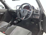 高いホールド性で運転姿勢が安定します。長距離ドライブでも疲れにくいのが魅力です。快適なドライビングライフをお送りください♪