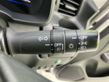 操作しやすい位置に配置されたウインカーレバー。スムーズな操作で、安全な車線変更をサポートします。