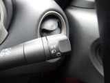 オートライト機能が装備されており暗い場所に入ると車両が検知しライトのON・OFFを自動的に切り替えてくれますので非常に便利な装備です♪