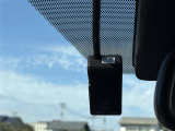 【ドライブレコーダー】映像・音声などの運転中の記録を残します。事故などを起こした起こされた時の証拠になりえますので、もしも時でも安心ですね。