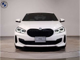 【BMWの伝統】BMWの特徴的な&ldquo;キドニーグリル&rdquo;は、80年以上続く伝統の形でございます。変わらないこだわりのデザインが、プレミアムブランド&ldquo;BMW&rdquo;を創り出します。