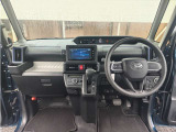 操作性に優れた運転席となります!小物入れや各ボタンの配置にこだわり、使いやすいです!座り心地もよく視認性も良好なのでロングドライブもお任せ下さい!