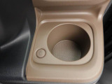 ホットドリンクをちょうどいい温度でキープしてくれる保温機能付きのホッとカップホルダー(前席)。ほっこり快適にドライブをサポート。