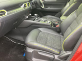 視界の良い運転席は、運転操作をスムーズに行えます。使いやすい配置のスイッチ類で、快適なドライブをサポートします。安全運転をサポートします。