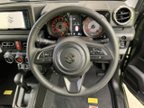 握りやすい形状で、運転操作をサポートします。ステアリング周りのスイッチ類も操作しやすく、快適なドライブを演出します。上質な素材感も魅力です。