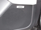 BOSEサウンドシステムを搭載。「良い音を出す」ではなく、その車種のごとに特徴を計算(車種専用設計)し、「反響音」を作り出すことによってどの座席でも自分中心で音が聴こえ、「心地よい空間」を作り出します。