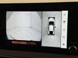 パノラミックビューモニターシステムが付いているので車の上から見た映像が確認できますよ。 一目で車両周辺の情報を確認できますが、直接安全をご確認下さい。