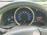 洗練されたデザインのメーターが、運転に集中できる快適な空間を生み出します。視認性が高く、必要な情報を一目で確認できます。