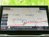 見やすい地図表示で、目的地までスムーズに案内。渋滞情報も確認でき、最適なルートを選択できます。