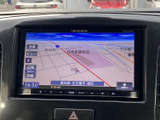 見やすい大型ディスプレイが、ドライブをより快適にサポート。目的地設定もスムーズに行え、お出かけが楽しみになりますね。