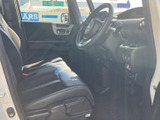 シートは座り心地が良く、長距離運転でも疲れにくい設計です。運転席からの視界も良好です。