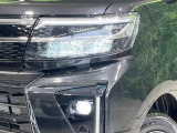【LEDヘッドライト】悪天候や夜間走行時も良好な視界を確保し安心して運転できる高輝度LEDヘッドライトを装備!点灯速度が早く、消費電力も抑えられています。