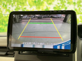 後方確認をサポートするモニターは、安全な運転に貢献。駐車時の不安を軽減し、スムーズな車庫入れをアシストします。