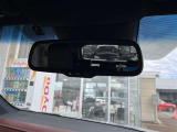 後続車のヘッドライトの光をセンサーで感知し、自動で眩しさを和らげてくれる「オート防眩ミラー」をしっかりと装備しています!