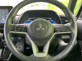 握りやすいステアリングは、運転のフィーリングを高めます。操作性にも優れているので、快適なドライビングをサポートします。
