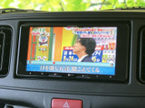 停車中に楽しめるTV機能。ニュースや番組をチェックして、待ち時間を有効活用できます。移動の合間のリフレッシュに最適です。