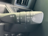 操作しやすいウインカーレバーは、スムーズな車線変更をサポート。安全運転に貢献する、洗練されたデザインです。