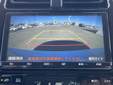 後方確認をサポートするモニターは、安全な運転に欠かせない装備。駐車時の取り回しや、狭い道での運転も安心です。