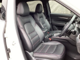 立体感があり、シート中央部とサイド部をくっきりと分断したサポート性の高い形状のシートが「人馬一体」感を強く演出しています。