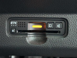 【ETC】有料道路を利用する際に料金所で停止することなく通過できる、ETC車載器(ノンストップ自動料金収受システム機器)が装備されています。セットアップを行うことで利用可能になります。