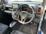 【運転席】座り心地が良いシートなので長時間の運転でも快適にお過ごしいただけます。新品のフロアマットのご注文も可能です。掲載箇所以外にご希望の写真がございましたらお気軽にお問い合わせ下さい。