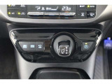 EVモードは電気モーターのみを使って走行するモードです。深夜の住宅街、屋内駐車場でエンジン騒音や排気ガスを気にすることなく走行できます。