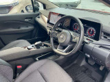 運転席も広々とゆったりしております。アームレストも装備しており快適にドライブしていただけます。