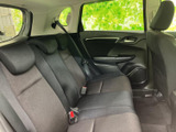 後部座席もゆったりとした居住空間。大人数での移動でも快適に過ごせます。家族や友人を乗せて、楽しいドライブに出かけましょう。