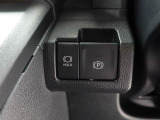 指先だけで操作ができる「電動パーキングブレーキ」搭載。オートモードの場合、シフトを「P」レンジにすると自動でパーキングブレーキが作動します。またアクセルを踏むと自動解除される為、発進がスムーズです。