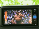 停車中には、地デジTVをお楽しみいただけます。休憩時間や待ち時間に、エンターテイメントを満喫できる便利な機能です。移動時間を有効活用できます。