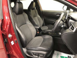 運転席は、スリムなフロントピラーやSUVならではのアイポイントの高さを活かした前方視界の良さが魅力!薄さとホールド性を両立したスポーティシートは、運転姿勢が安定し、長時間の運転でも疲れにくい!