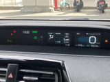 視認性の高いメーター類で、運転に必要な情報を的確に把握できます。ドライバーの心を掴む、洗練されたデザインです。