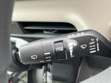 雨天時もクリアな視界を確保するワイパーレバー。様々な設定で、運転状況に応じた最適なワイピングを実現します。