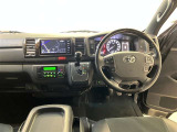 運転席周りのレイアウトをご覧ください。ナビゲーションが綺麗に装着されすっきり収まってますね!