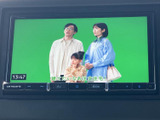 停車中に、地上デジタル放送を楽しめるTV機能を搭載。長距離移動や休憩時間も快適に過ごせます。家族でのドライブにもおすすめです。