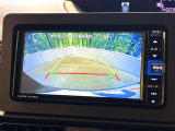 【バックカメラ】駐車時に後方がリアルタイム映像で確認できます。大型商業施設や立体駐車場での駐車時や、夜間のバック時に大活躍!運転スキルに関わらず、今や必須となった装備のひとつです!