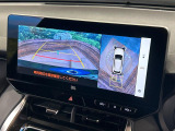 【パノラミックビューモニター】専用のカメラにより、上から見下ろしたような視点で360度クルマの周囲を確認することができます☆死角部分も確認しやすく、狭い場所での切り返しや駐車もスムーズに行えます。