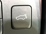 【パワーバックドア】スマートキーや運転席のボタンを押すだけでリアゲートが自動で開閉します!荷物を持っている時や、高い位置にあるバックドアを閉める際に便利な機能です♪